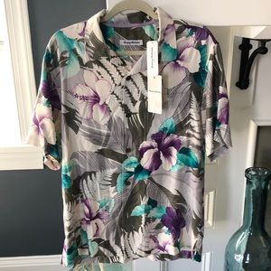 Tommy Bahama NWT medium “ hibiscus hues” shirt .